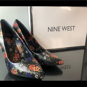 BRAND NEW Floral pattern pointed high heels